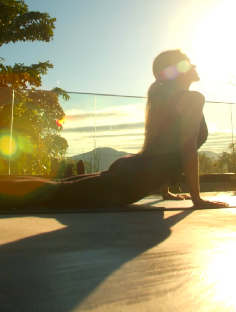 Prática de yoga ao pôr do sol no Fuso