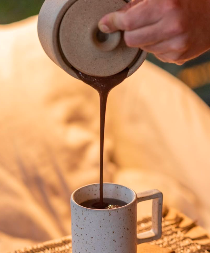 Café sendo servido em uma xícara artesanal